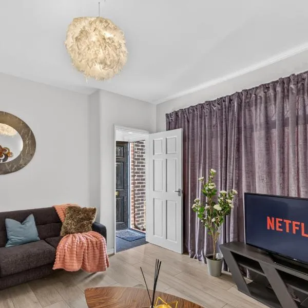Briarwood Stylish 2 Bed House - Games Room, Free Parking, Fast Tram to Centre, Etihad & Fast Wifi!: Manchester'da bir otel
