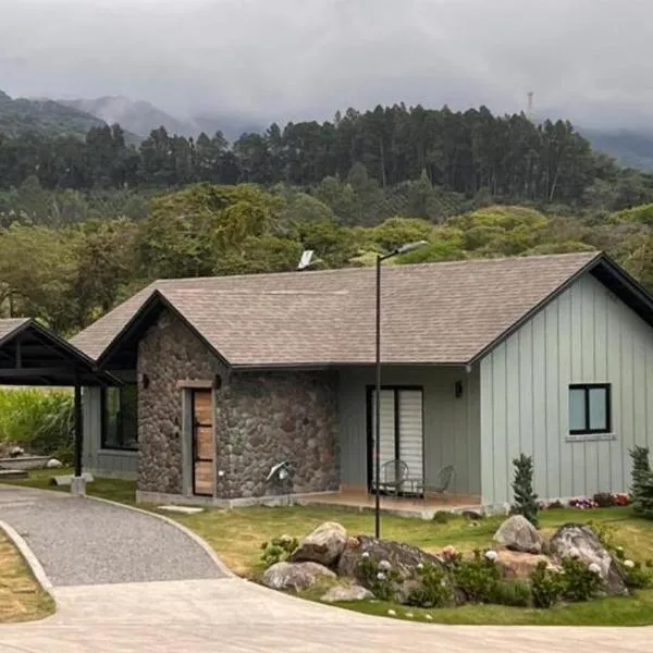 Retreat Boquete Cabins, hotel in Bajo Boquete
