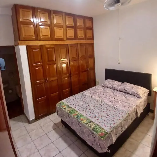 Habitación Premium 1A Maynas 100 - Moderno y centrico con baño, hotelli kohteessa Iquitos