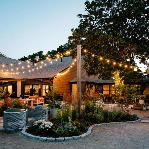 UNCOMMONER HOTEL by Reverie Boutique Collection, hotell i West Yarmouth