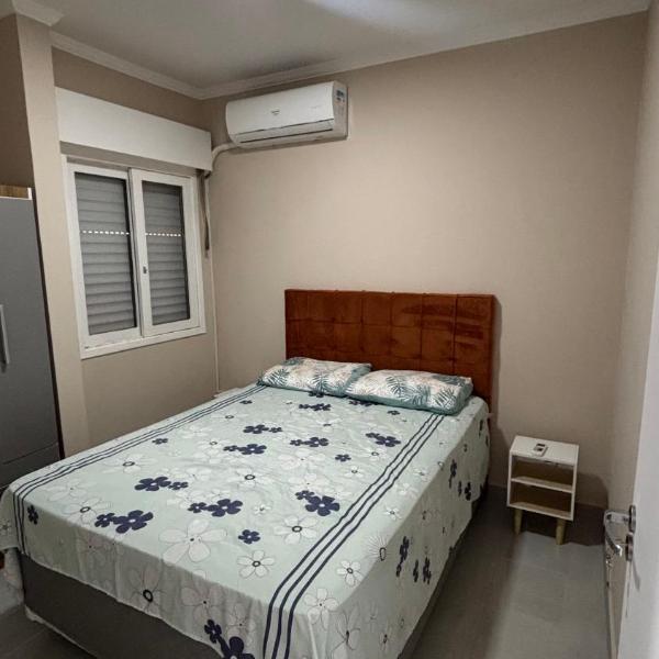 Aconchegante apartamento 2 dormitórios, sendo uma suíte com ar condicionado, Prédio com piscina - Foto 2