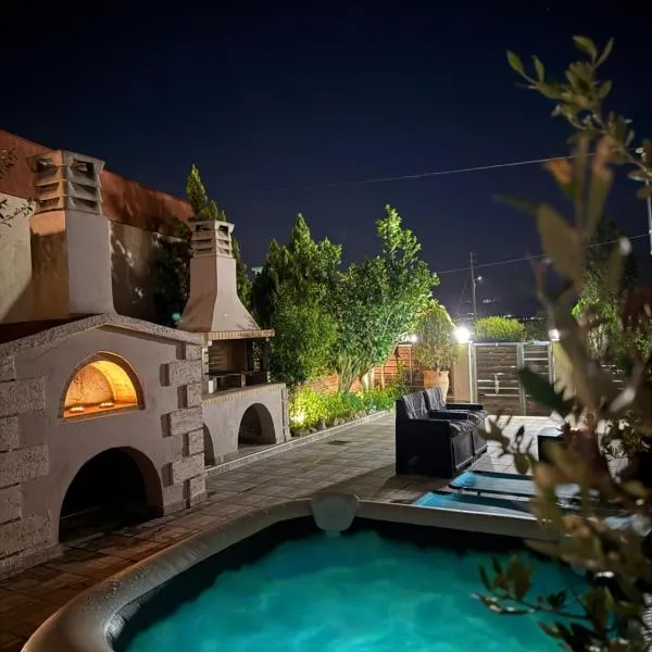 Villa Asterousia with Private Night Spa, BBQ & Lounge, hotel u gradu 'Stérnai'