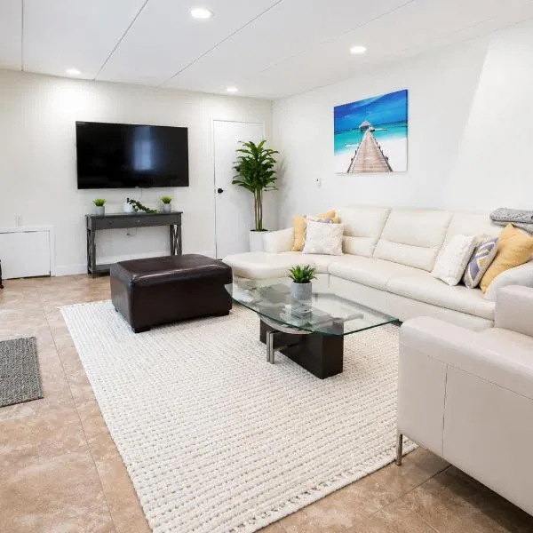 Spacious 3BR Guest Suite by the Creek In North Vancouver Sleeps 6, Free Parking, hotel a North Vancouver