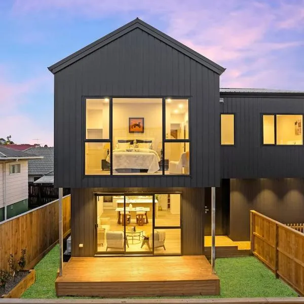 5 Bedrooms Home in Highland Park Auckland Sleeps 10, hotel di Auckland