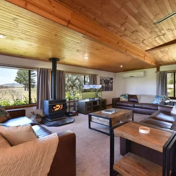 Soldiers Cottage picturebook vineyard home, hotel in Bulga