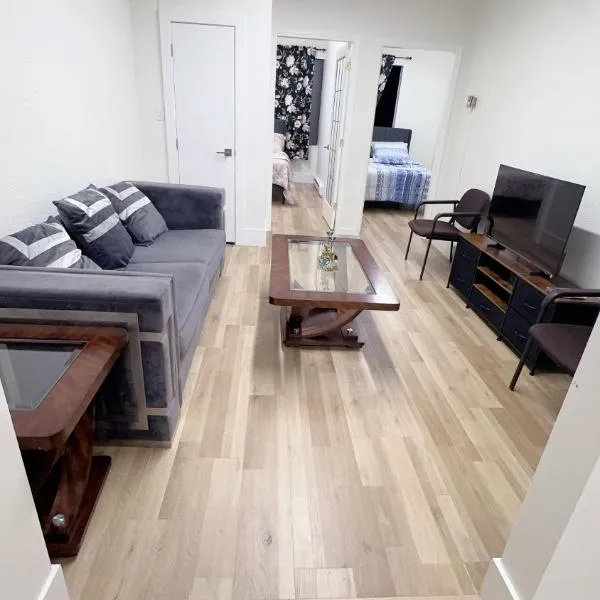 Entire 2 Bedroom condo in White Rock, Canada, hotel em White Rock