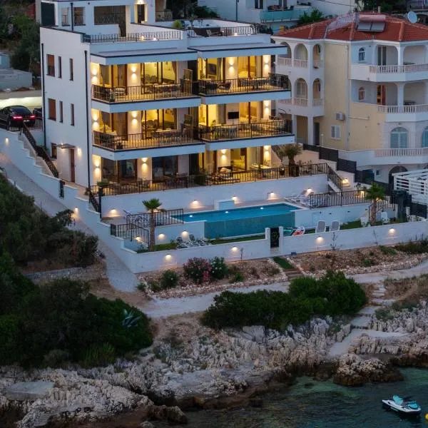 Royal Oak beachfront residence Trogir Seget Vranjica، فندق في سيغيت فرانيتسا