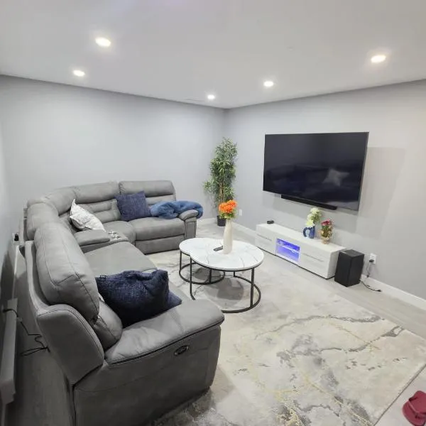 Calgary में, होटल Cozy New 2BR Suite Retreat