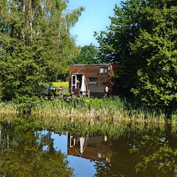 Tiny House am Naturteich mit Terrasse & Kamin - für bis zu 5 Personen - Für Kurzentschlossene – hotel w mieście Großharthau
