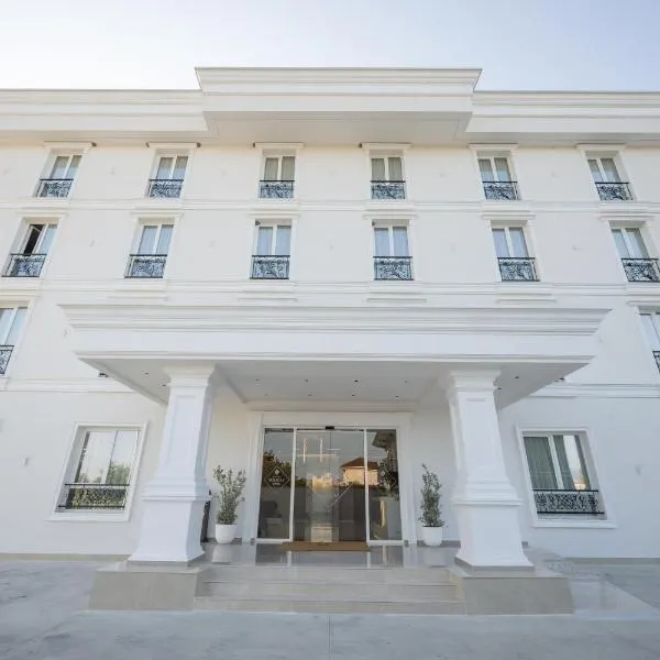 Hotel By Holiday, hotel in Rinas
