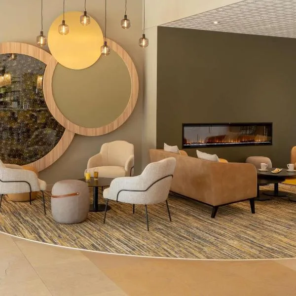 Mercure Auxerre Autoroute du Soleil، فندق في أبويْنْيِ