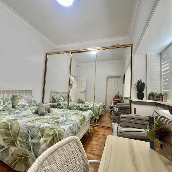 Double room near airport & popular beach, hotel in Sydney