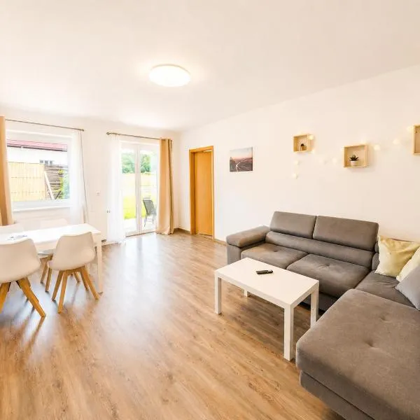 Urlaubsmagie Ferienwohnung Wiesengrün - direkt am Wanderweg - für 6P - W6, hotel in Sebnitz