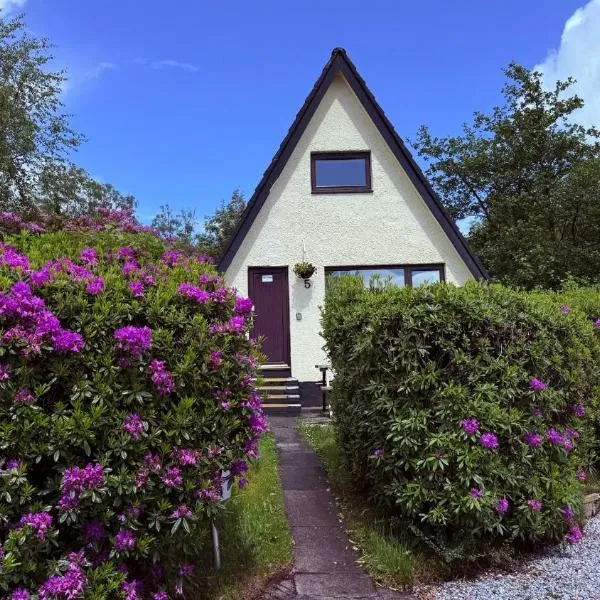 1 Bedroom Cabin with Mountain & Loch Views - Quiet Location between Glencoe & Ben Nevis, hotell sihtkohas Corran