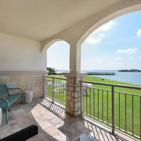 Lakefront Paradise with Stunning Views!, hotel in Corsicana