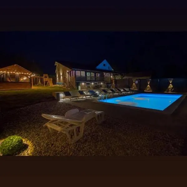 Natura Lux Holiday House with Pool and Jacuzzi, hotell sihtkohas Veliko Trojstvo