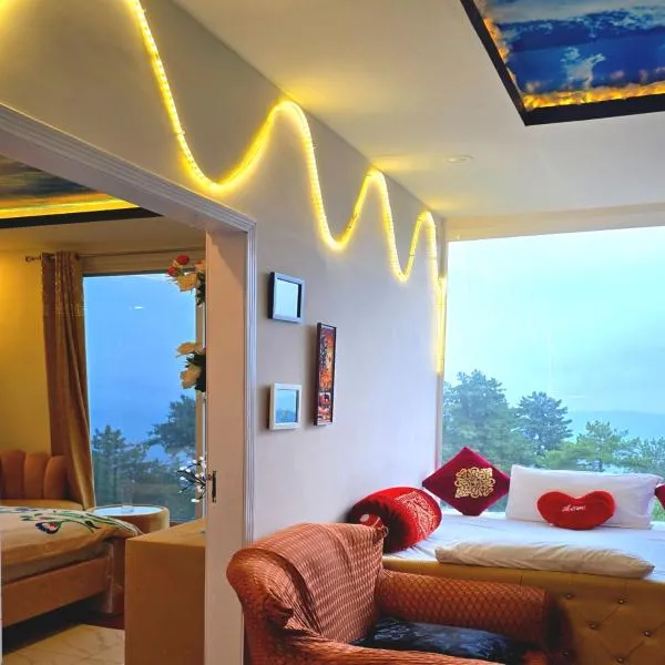 Bhurban Nights - Glass Bed Murree Hills View - Lift - 15 Minutes from Murree & Mallroad: Murree şehrinde bir otel