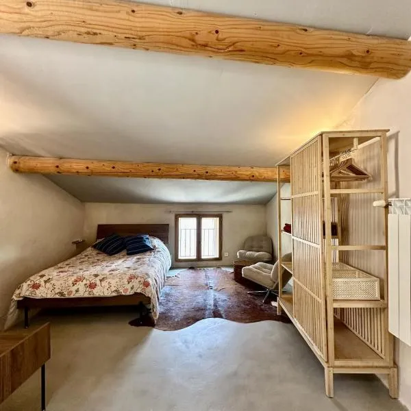 Charming loft in Cucuron - up to 4 guests、キュキュロンのホテル