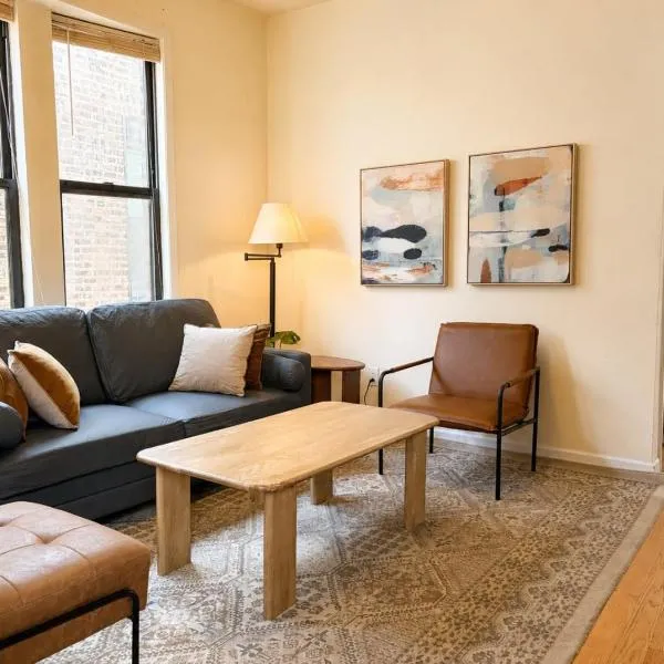 Flexhome Ukrainian Village • 2BR • Walkable + Private Balcony · Sleeps 6, отель в Чикаго