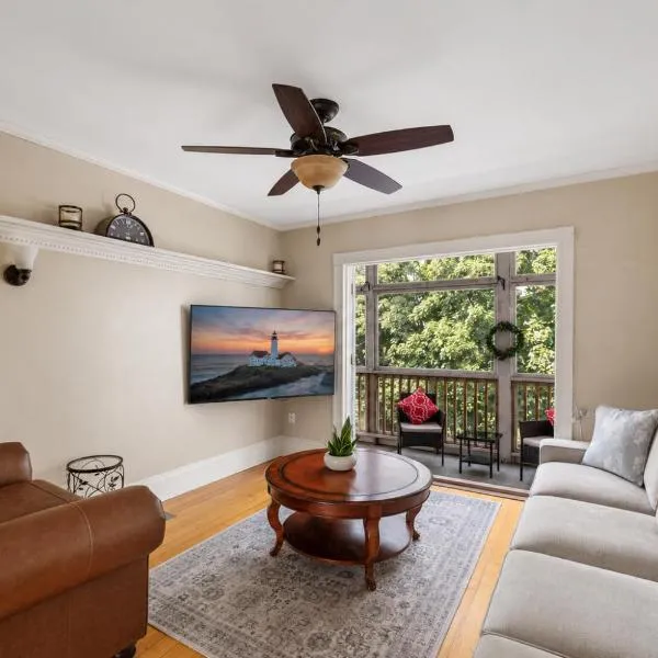 Historic Salem Getaway, Coastal Charm, 2 Bed 1 Bath, hotel a Salem