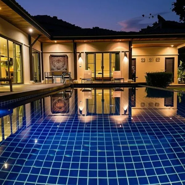 Emerald Pool Villa Lush Villa On A Sunny Island, hotel in Nai Harn Beach