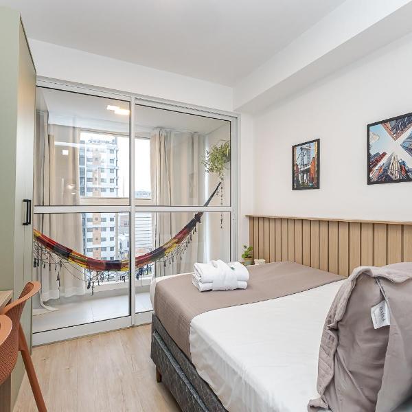 Apartamento 1307 - Manhattan Tower · Refúgio Urbano no Centro com Rede na Sacada | 3p