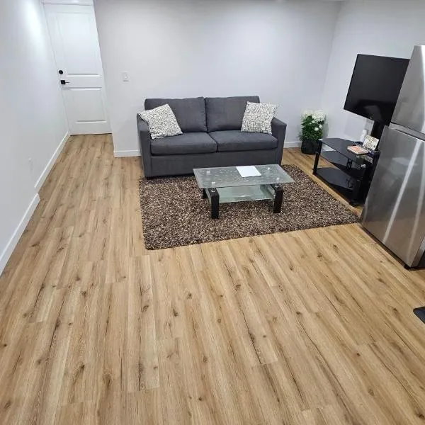 Cozy and Bright Private Basement Suite, hotell i Edmonton
