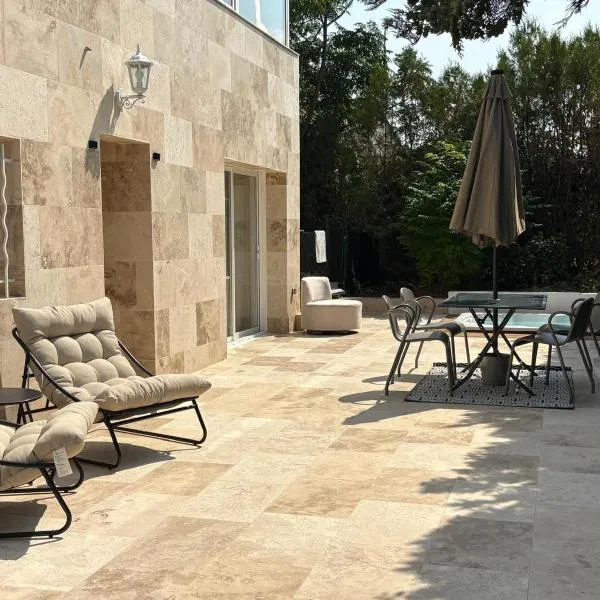 cocon familial et spa: Montblanc şehrinde bir otel
