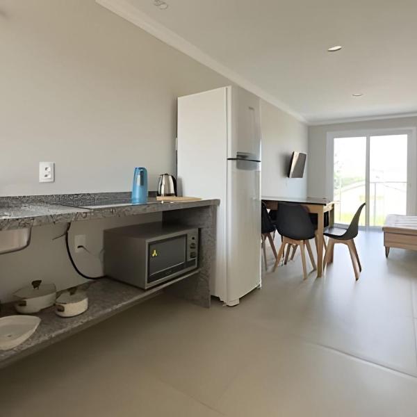 Apartamento com varanda e vista lateral mar