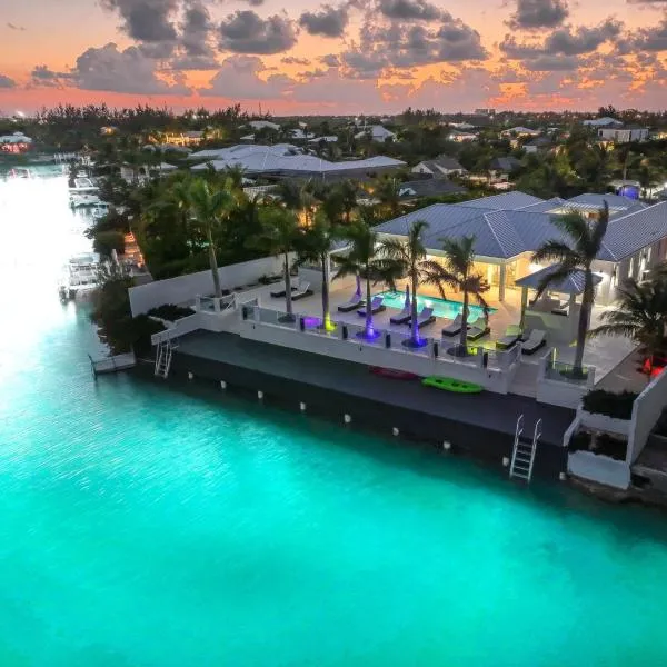 Lagoon View Villa, Pool, Dock, & Waterways，Long Bay Hills的飯店