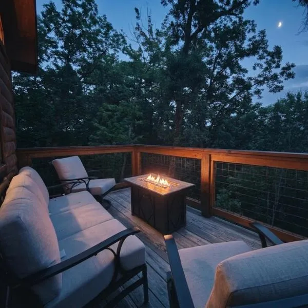 Cabin retreat with hot tub, pool table & arcade, hotel in Sevierville