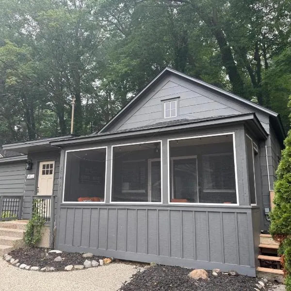 Screened porch pt water views hot tub walk to Saug, hotel en Saugatuck