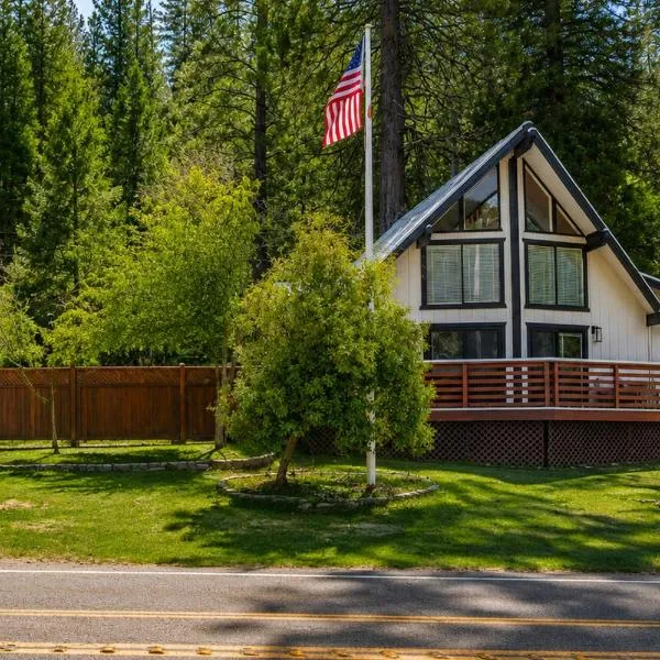 Serene Cabin Retreat Between Murphys & Arnold, hotel u gradu Merfi