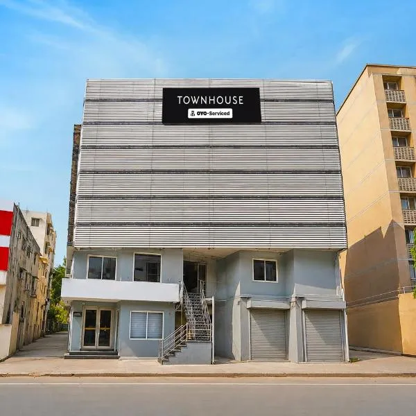 Super Townhouse Paldi Bus Terminal Ahmedabad Formally Neelkanth، فندق في أحمد آباد