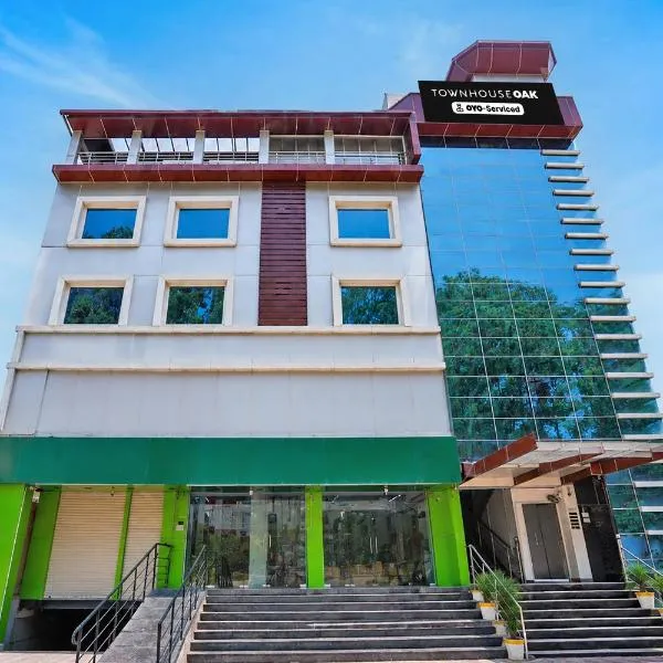 Super Townhouse Oak ONGC Crossway Formerly Hotel Gold Stone Comfort، فندق في دهرادون