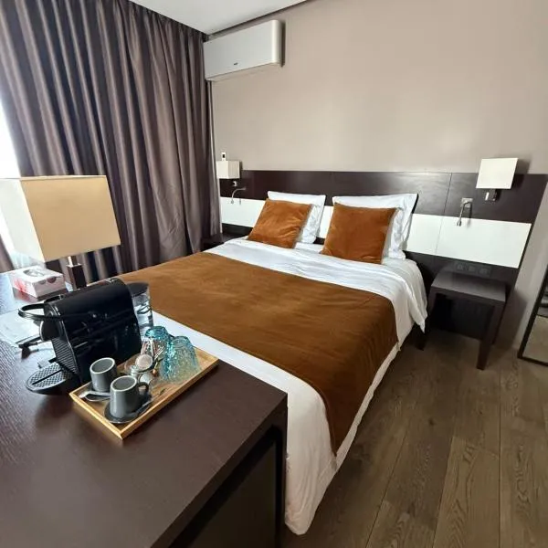 SKØL - Hotel Bar Restaurant โรงแรมในชตราสเซน