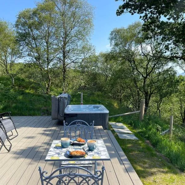 Cadderlie Cabin - Luxury Woodland Escape with Hot Tub Near Oban, hotel v destinácii Oban