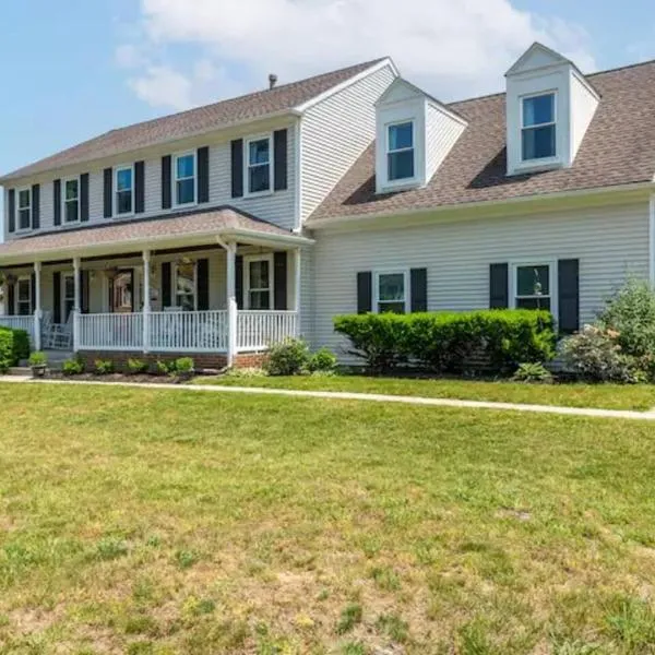 Lrge 5 BR 9 Beds Near DC-Pool, Hot Tub, Gym, Game Rm, Fire Pit, Hotel in Bowie