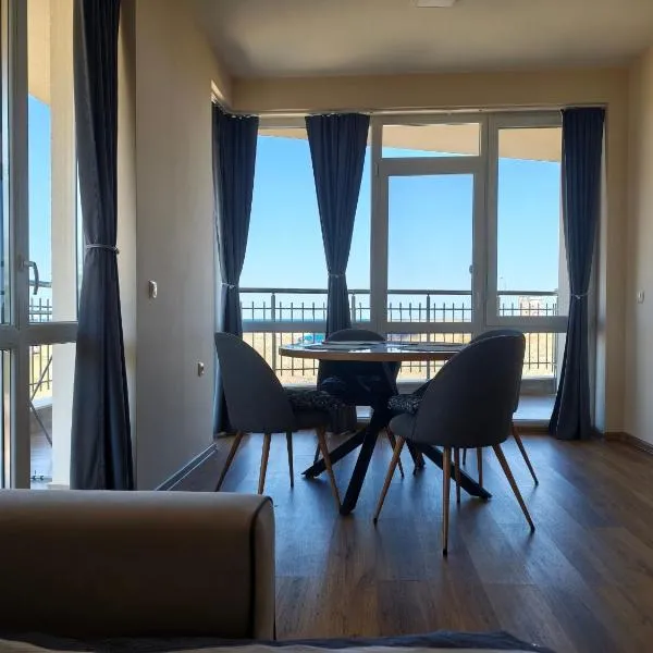 SeaHome Apartment Beachfront Sea View Terrace Quiet Stay Parking, hotelli kohteessa Primorsko