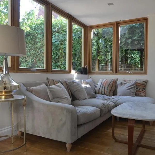 Large garden apartment, central Hove near beach, hotel u gradu 'Brighton and Hove'
