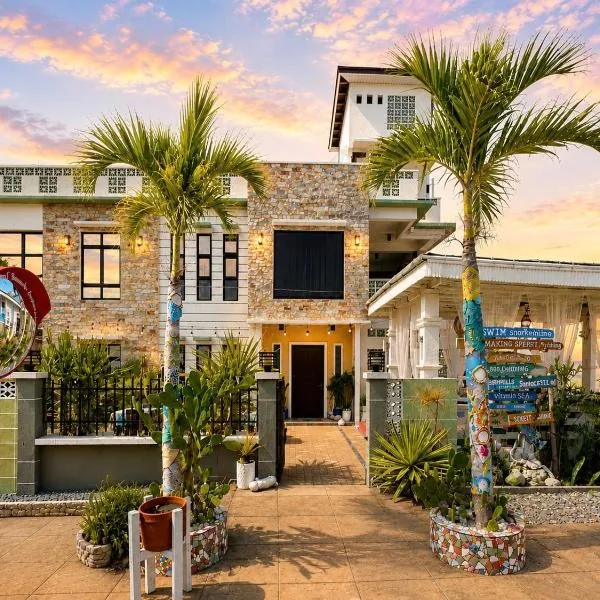 REEF HOUSE BACNOTAN beige sand beach front with Swimming pool, hotel in Bacnotan