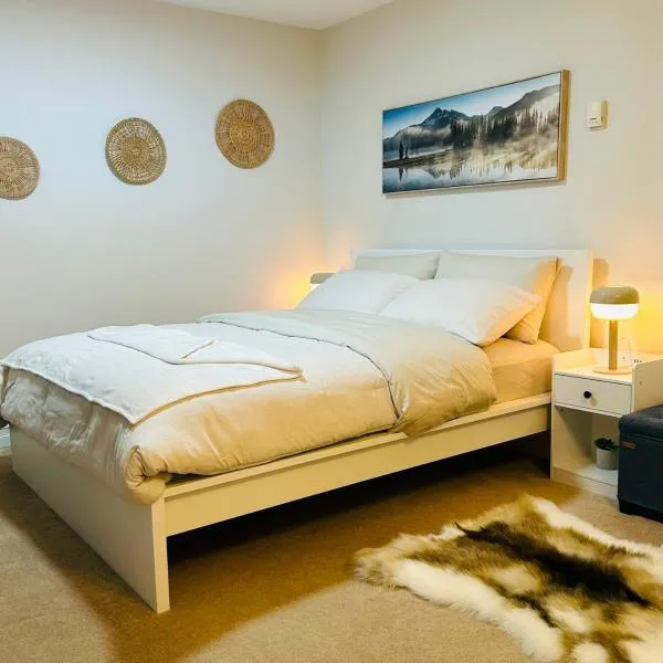 Comfortable Suite in Halifax, Private entry & Bath, מלון בהליפקס