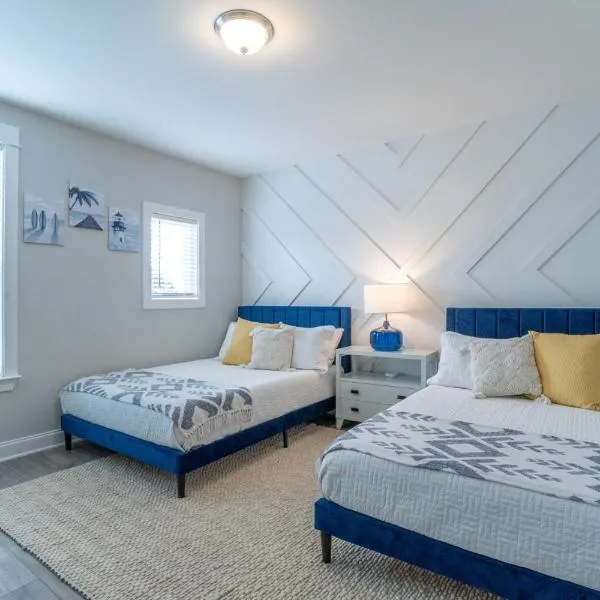 ~Spacious home near beach w/ game room and community pool~, хотел в Ориндж Бийч
