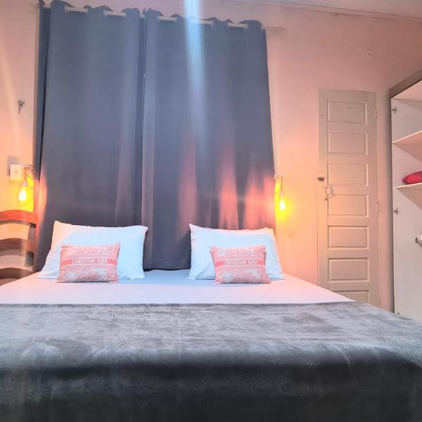 Apartamento com cama king size e cozinha completa