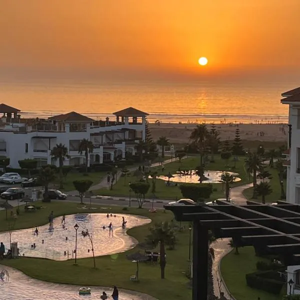 Beachfront Apartment in Assilah, Private Solarium, 4 Pools, Secure Residence, WiFi, Parking, hotel u gradu 'Asilah'