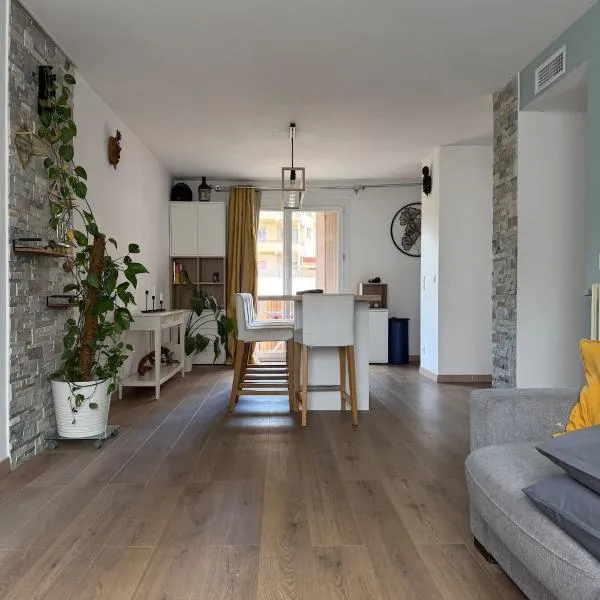Beautiful 2-bedroom apartment with air conditioning - Tram - Balconies - Quiet, Hotel in Nizza