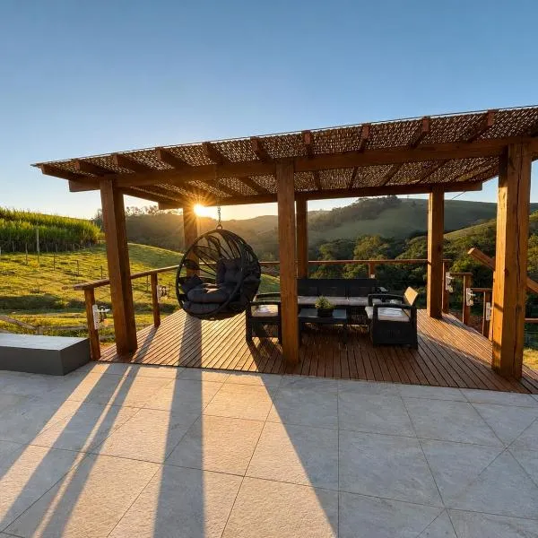 Recanto da Alegria - Casa em Cunha com Jacuzzi,Piscina,Rede,Churrasqueira,Lareira,Deck, Banco de coração, hotel di Cunha