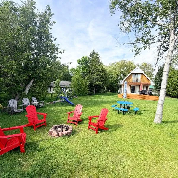 Cozy Lakefront Cottage - Ideal For Families & Scenic Views، فندق في Colborne