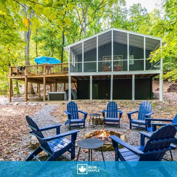 Modern w Fire Pit Deck, Grill & Hot Tub、バークレー・スプリングスのホテル