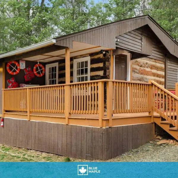 Creekside Cabin w Hot Tub, Fire Pit, Deck & Grill!, hotel u gradu Basye